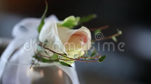 婚礼当天婚礼前放在玻璃杯上的玫瑰花束视频的预览图