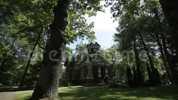 绿色夏林中的基督教东正教教堂视频的预览图