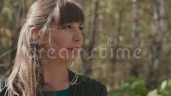 秋天景色背景下一位美丽的年轻女子的肖像视频的预览图