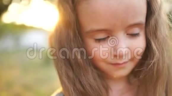一个长发小女孩用灰色的大眼睛看着框架亲密肖像自然美小美视频的预览图