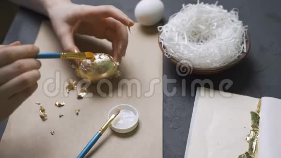 金箔装饰的鸡蛋视频的预览图