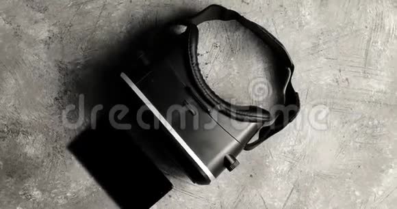灰色表面的VR耳机和电话视频的预览图