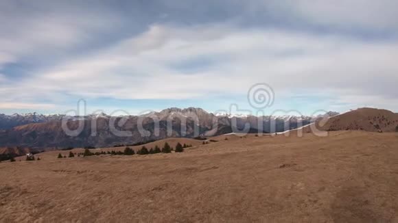 奇妙的景观在蒙特波拉地区和普洛拉纳山脉在冬季干燥季节阿尔卑斯山意大利视频的预览图
