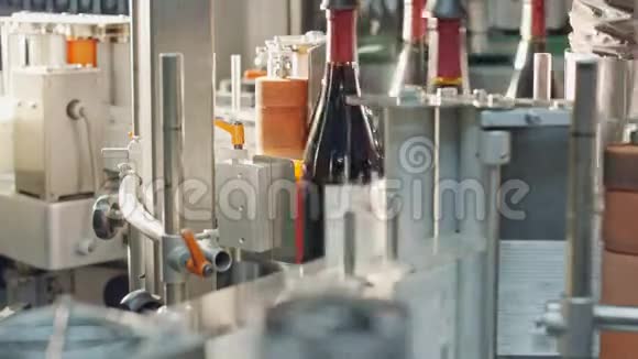 红酒瓶标签工艺在一家葡萄酒瓶厂视频的预览图