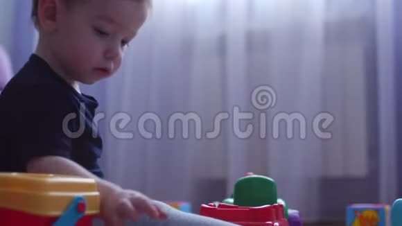 小男孩在玩具车库里玩汽车库存录像4K视频的预览图