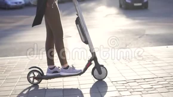 沃曼在阳光城市骑电动滑板车视频的预览图