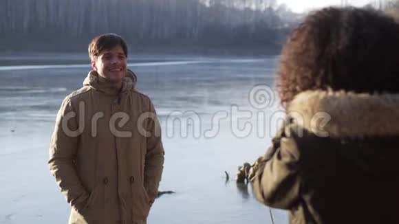 女人在冰冻的湖面上拍照视频的预览图