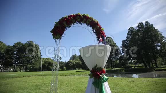 婚礼用拱门花饰视频的预览图