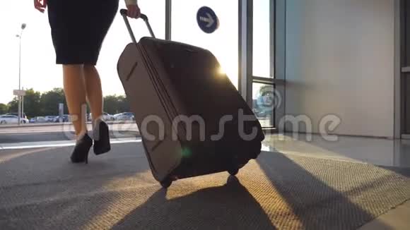 商务小姐的腿和她的行李从机场到出租车停车场穿高跟鞋的女人脚踩着城市视频的预览图