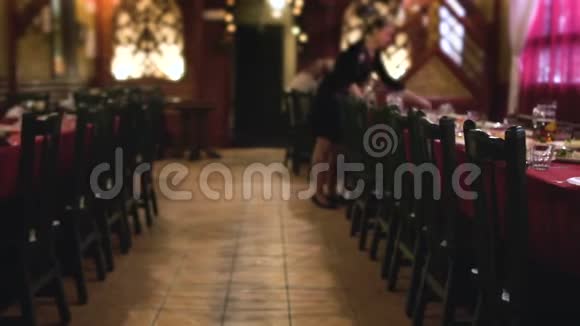 服务员在餐厅安排餐桌上的餐盘用于公司聚餐宴会大厅视频的预览图