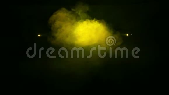 烟雾毯上的聚光灯发出的黄色光线视频的预览图