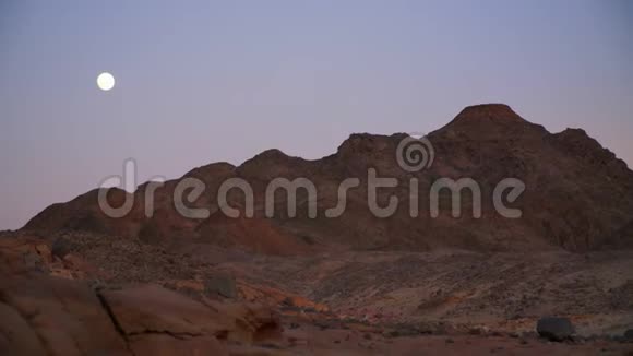 埃及是彩色峡谷中的沙漠日落视频的预览图