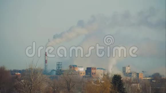 高污染的大气与烟雾从化工厂与烟堆全球地球概念视频的预览图