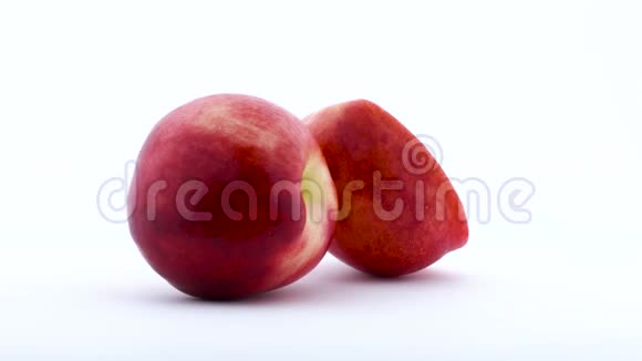 油桃果实的一半在转盘上旋转孤立在白色背景上特写镜头视频的预览图