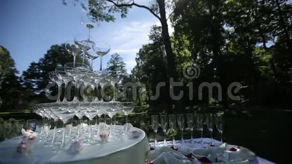 香槟金字塔酒杯夏季婚礼视频的预览图