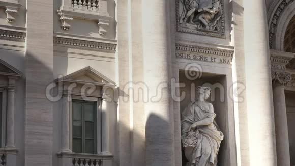 罗马著名的特雷维喷泉近景雕像视频的预览图