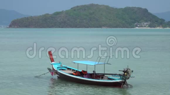 泰国的长尾船在沙滩上视频的预览图