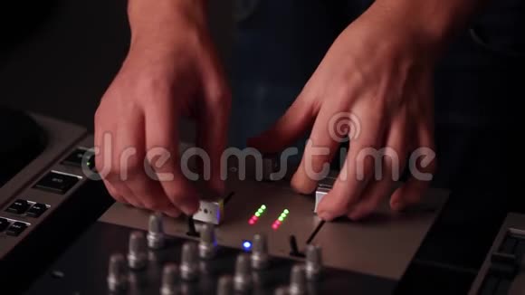 DJ男手制作音乐视频的预览图