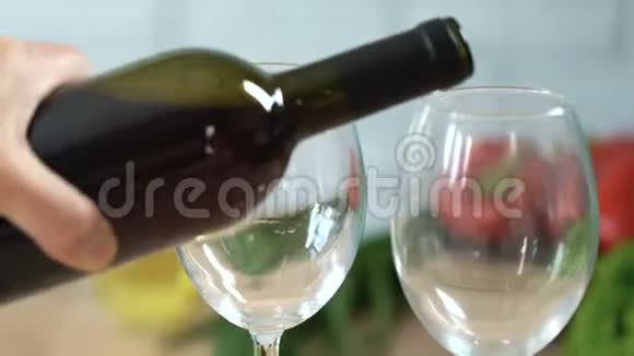 人在酒杯里倒红酒旧品种的去锈喜庆的餐桌视频的预览图
