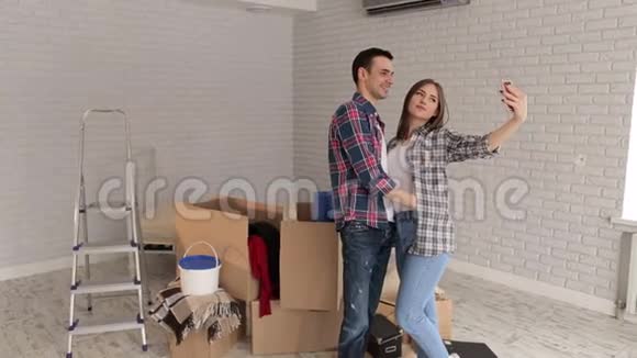 情侣在他们的新公寓里自拍视频的预览图