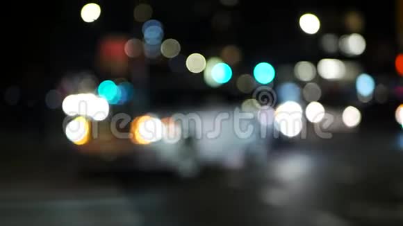 城市里的夜晚因为城市交通混乱视频的预览图