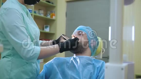 牙科诊所的医生和病人检查人员嘴视频的预览图