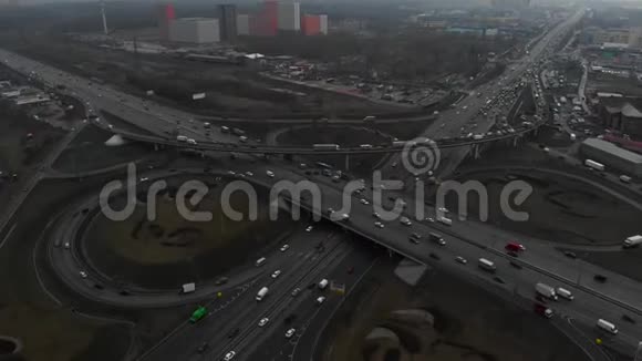 城市主要道路的俯视图道路交叉口的俯视图照相机飞过公路路口空中飞行视频的预览图