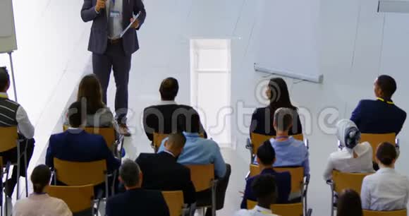 在商务研讨会上讲剪贴板的男性演讲者视频的预览图