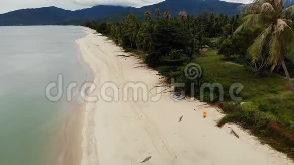 无人机观泰国沙白色海岸和绿色热带自然天堂海滩木制平房视频的预览图