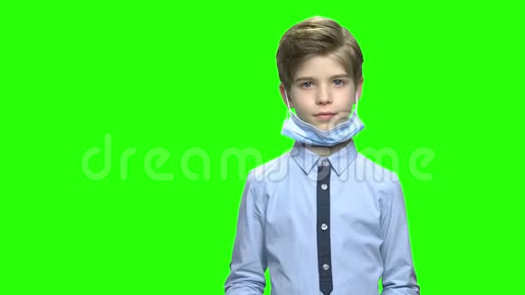 可爱的白种人男孩扮演医生视频的预览图