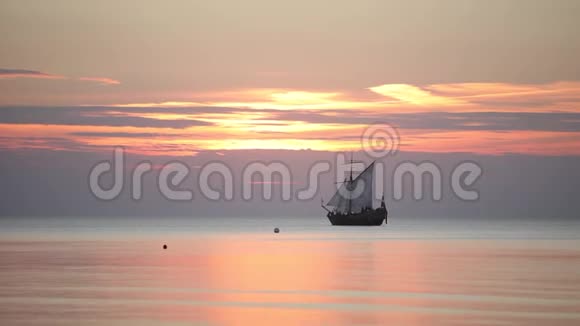 波罗的海日落时带桅杆的帆船视频的预览图