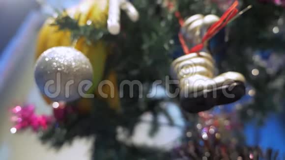 背景上的圣诞树装饰视频的预览图