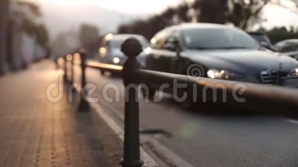 意大利日落时分汽车沿着街道行驶视频的预览图