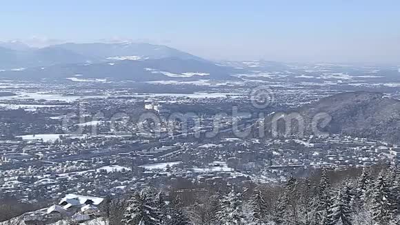 从盖斯伯格到萨尔茨堡市中心冬季奥地利萨尔茨堡视频的预览图