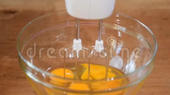 在碗里用搅拌器威士忌打蛋红糖倒在碗里视频的预览图
