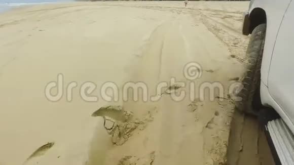 一张沙滩沙滩和轮子的照片视频的预览图