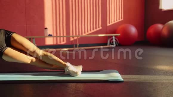 女人在蓝色垫子上做腹部锻炼的侧木板关于健身的视频视频的预览图