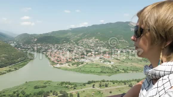 女孩从格鲁吉亚东正教修道院Jvari到山上的Mtskheta视频的预览图