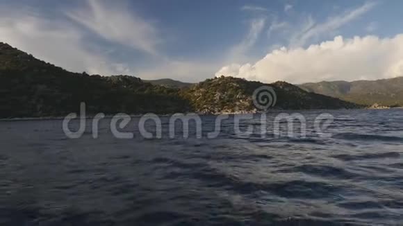 在船上靠海中的岩石旅行视频的预览图