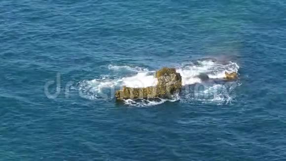 海浪撞击礁石视频的预览图