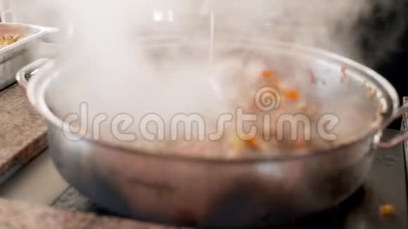 在大锅里煮皮拉夫亚洲传统菜肴皮拉夫全国美味的食物快关门蒸的食物街头食品视频的预览图