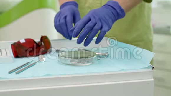 牙科工作场所的牙科镜探头和手电钻口腔科医生的手视频的预览图