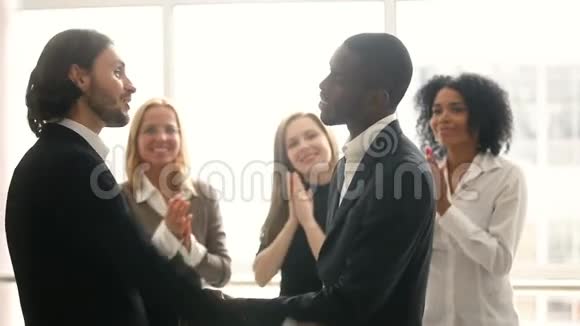 促进奖励非裔美国男性员工的老板祝贺握手视频的预览图
