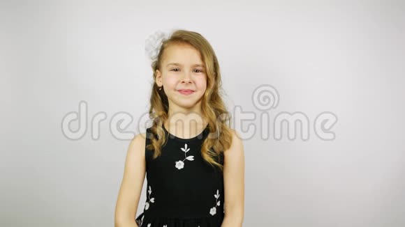 穿着漂亮裙子的金发女孩在白色背景下吃梨视频的预览图