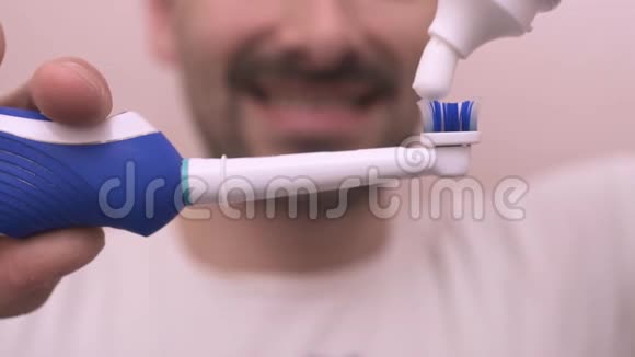 胡须男开始在镜子里刷牙视频的预览图