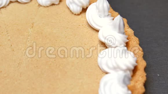 糖果师在蛋糕和覆盆子上涂上奶油视频的预览图