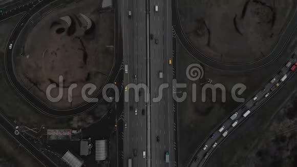 城市主要道路的俯视图道路交叉口的俯视图照相机飞过公路路口空中飞行视频的预览图