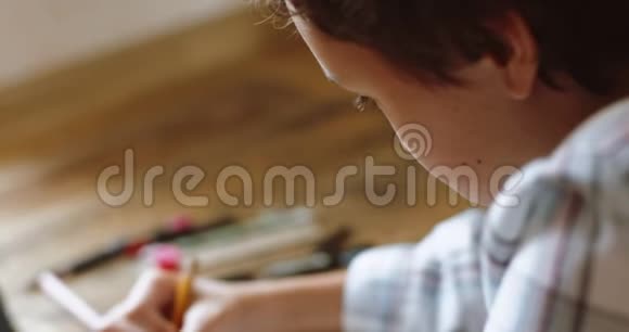 年轻女子在平板电脑上画画视频的预览图