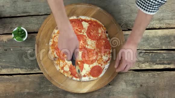 手切披萨顶景视频的预览图