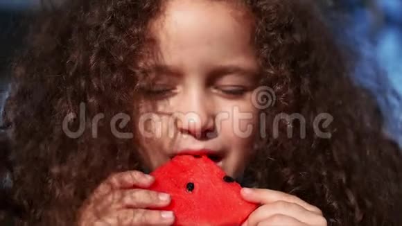 女婴吃一个西瓜一个孩子吃得心甘情愿视频的预览图